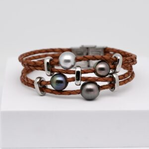 Bracelet Maly en cuir marron tressé, orné de 4 perles de Tahiti semi-baroques naturelles et intercalaires en acier inox.