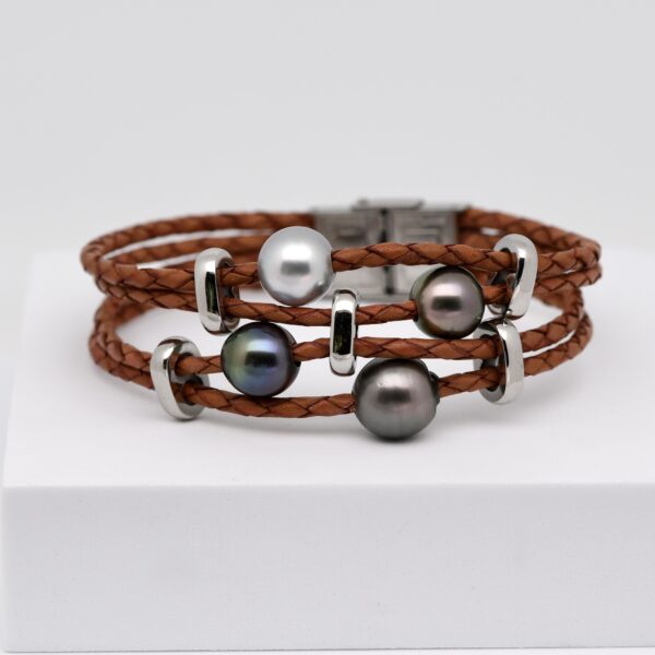 Bracelet Maly en cuir marron tressé, orné de 4 perles de Tahiti semi-baroques naturelles et intercalaires en acier inox.