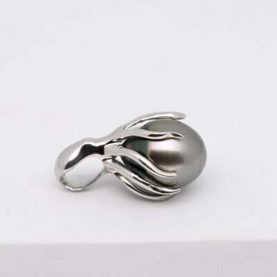 Pièce unique, circuit court : Fee, un pendentif en argent 925 rhodié avec une perle de Tahiti en forme de goutte. Votre lien avec l’océan.