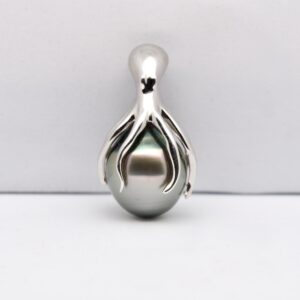 Pendentif Fee en argent 925 rhodié avec perle de Tahiti semi-baroque en forme de goutte grise et reflets verts, bijou artisanal unique.