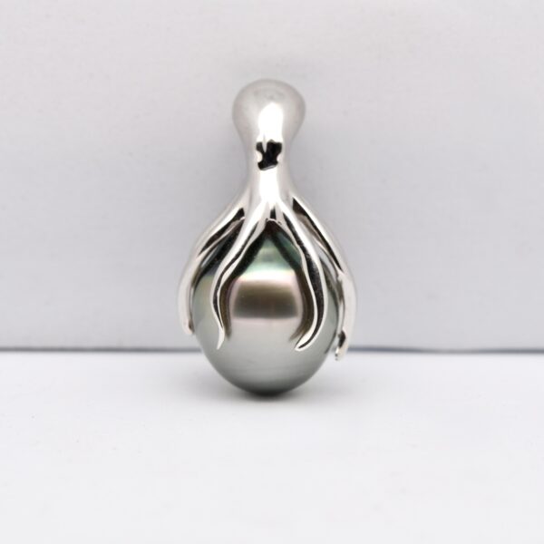 Pendentif Fee en argent 925 rhodié avec perle de Tahiti semi-baroque en forme de goutte grise et reflets verts, bijou artisanal unique.
