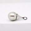Pendentif Haole en argent massif 925 rhodié avec perle de Tahiti blanche GEM en forme de goutte 10,5 mm, bijou rare et artisanal.