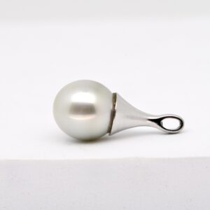 Pendentif Haole en argent massif 925 rhodié avec perle de Tahiti blanche GEM en forme de goutte 10,5 mm, bijou rare et artisanal.