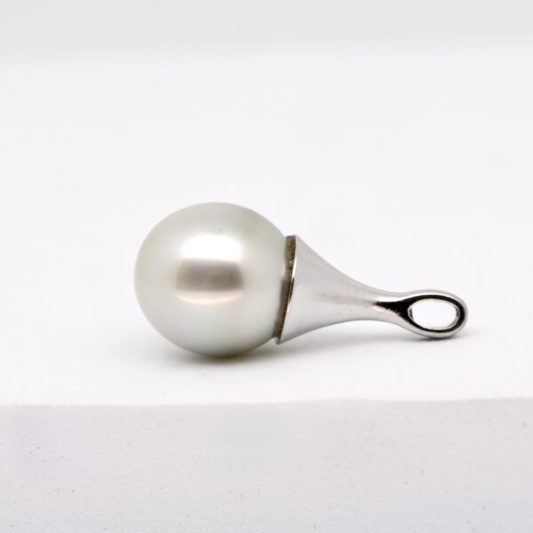 Pendentif Haole en argent massif 925 rhodié avec perle de Tahiti blanche GEM en forme de goutte 10,5 mm, bijou rare et artisanal.