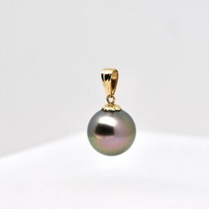 Pendentif Heilani en or jaune 18k avec une grosse perle de Tahiti ronde de 11,8 mm vert clair aux nuances aubergine, pièce rare issue de surgreffe.
