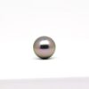 La perle du pendentif Heilani est une ronde de 11,8 mm, un diamètre exceptionnel qui la classe parmi les pièces les plus rares de la perliculture. Sa couleur vert clair, rehaussée de subtiles nuances aubergine, est entièrement naturelle, fruit d’un environnement unique et du mollusque Pinctada margaritifera. Bien que proche de la qualité GEM, cette perle a été classée en qualité A pour un infime défaut situé sur une zone non visible une fois portée. Ce détail ne fait que renforcer son authenticité et son caractère unique.