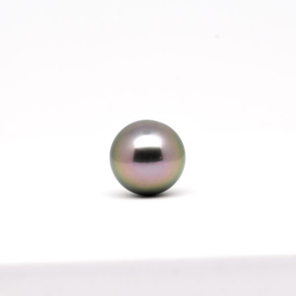 La perle du pendentif Heilani est une ronde de 11,8 mm, un diamètre exceptionnel qui la classe parmi les pièces les plus rares de la perliculture. Sa couleur vert clair, rehaussée de subtiles nuances aubergine, est entièrement naturelle, fruit d’un environnement unique et du mollusque Pinctada margaritifera. Bien que proche de la qualité GEM, cette perle a été classée en qualité A pour un infime défaut situé sur une zone non visible une fois portée. Ce détail ne fait que renforcer son authenticité et son caractère unique.