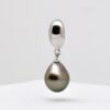 Pendentif Mano en argent 925 rhodié avec une grosse perle de Tahiti en forme de goutte 11 mm vert tilleul aux reflets aubergine, bijou artisanal.