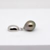 Les perles en forme de goutte sont particulièrement prisées en joaillerie pour leur élégance naturelle et leur rareté. La perle du pendentif Mano présente un profil harmonieux, parfaitement proportionné, qui attire le regard sans excès. Avec ses 11 mm de diamètre, elle appartient à la catégorie des perles imposantes, réservées aux pièces maîtresses.