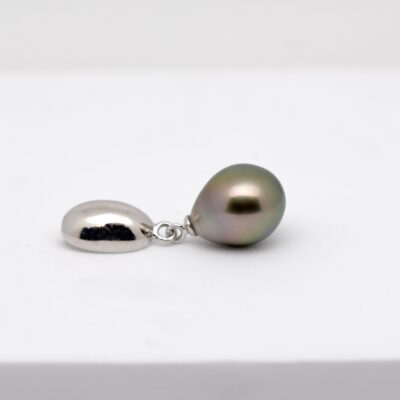Les perles en forme de goutte sont particulièrement prisées en joaillerie pour leur élégance naturelle et leur rareté. La perle du pendentif Mano présente un profil harmonieux, parfaitement proportionné, qui attire le regard sans excès. Avec ses 11 mm de diamètre, elle appartient à la catégorie des perles imposantes, réservées aux pièces maîtresses.