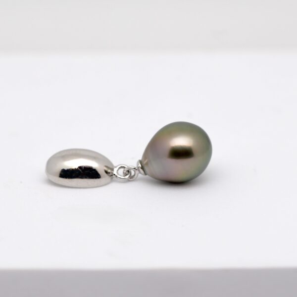 Les perles en forme de goutte sont particulièrement prisées en joaillerie pour leur élégance naturelle et leur rareté. La perle du pendentif Mano présente un profil harmonieux, parfaitement proportionné, qui attire le regard sans excès. Avec ses 11 mm de diamètre, elle appartient à la catégorie des perles imposantes, réservées aux pièces maîtresses.
