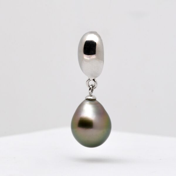 Pendentif Mano en argent 925 rhodié avec une grosse perle de Tahiti en forme de goutte 11 mm vert tilleul aux reflets aubergine, bijou artisanal.