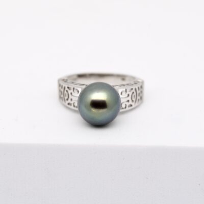 Bague Anavai taille 52, motifs marquisiens, perle de Tahiti ronde 10,5 mm vert éclatant. Artisanat français, circuit court Manihi–Marseille.