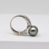 Bague Anavai en argent ouvragé à motifs marquisiens avec perle de Tahiti ronde vert éclatant de 10,5 mm, création Tahiti Perles Création.
