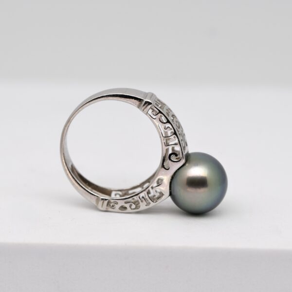 Bague Anavai en argent ouvragé à motifs marquisiens avec perle de Tahiti ronde vert éclatant de 10,5 mm, création Tahiti Perles Création.