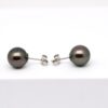 Boucles d’oreilles Reao en argent rhodié avec perles de Tahiti rondes 10,6 mm vert sombre et reflets aubergine, création Tahiti Perles Création.