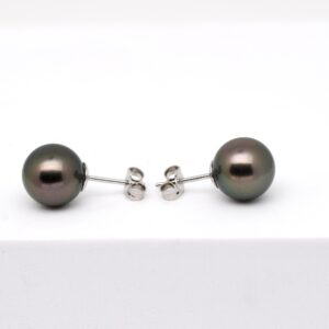 Boucles d’oreilles Reao en argent rhodié avec perles de Tahiti rondes 10,6 mm vert sombre et reflets aubergine, création Tahiti Perles Création.