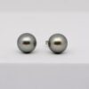 Boucles d’oreilles Takume en argent rhodié avec perles de Tahiti rondes gris vert tilleul de 9,8 mm, création artisanale Tahiti Perles Création