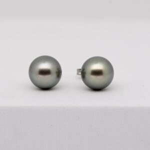 Boucles d’oreilles Takume en argent rhodié avec perles de Tahiti rondes gris vert tilleul de 9,8 mm, création artisanale Tahiti Perles Création