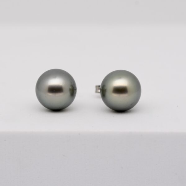 Boucles d’oreilles Takume en argent rhodié avec perles de Tahiti rondes gris vert tilleul de 9,8 mm, création artisanale Tahiti Perles Création
