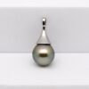 Pendentif AIATA en argent rhodié avec perle de Tahiti ronde gris vert tilleul de 10,7 mm, création artisanale Tahiti Perles Création.