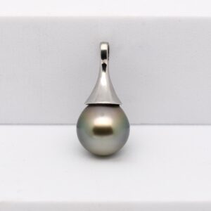 Pendentif AIATA en argent rhodié avec perle de Tahiti ronde gris vert tilleul de 10,7 mm, création artisanale Tahiti Perles Création.