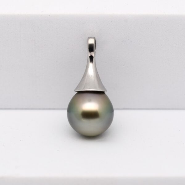 Pendentif AIATA en argent rhodié avec perle de Tahiti ronde gris vert tilleul de 10,7 mm, création artisanale Tahiti Perles Création.