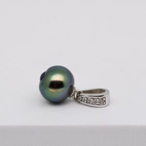 Pendentif Aumoe en argent 925 rhodié avec perle de Tahiti semi baroque vert soutenu et reflets bleus, bélière sertie de zirconium.