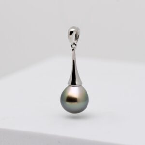 Pendentif Averii en argent rhodié avec perle de Tahiti semi-ronde grise de 9,7 mm, création artisanale Tahiti Perles Création.