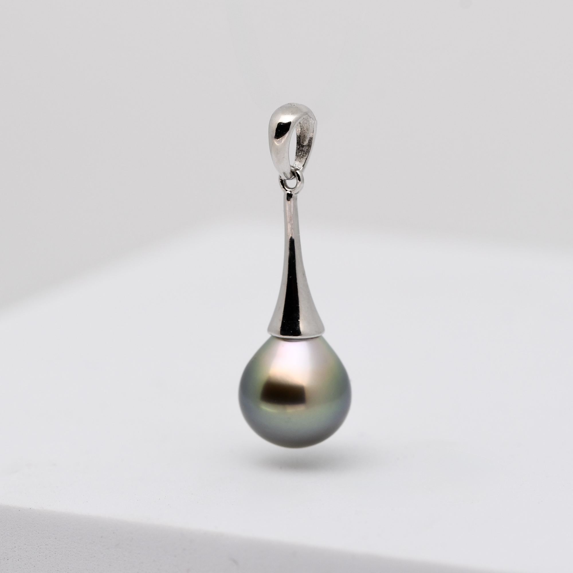 Pendentif Averii en argent rhodié avec perle de Tahiti semi-ronde grise de 9,7 mm, création artisanale Tahiti Perles Création.