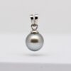 Pendentif Averii en argent rhodié avec perle de Tahiti semi-ronde grise de 9,7 mm, création artisanale Tahiti Perles Création.