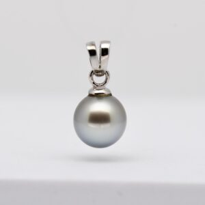 Pendentif Averii en argent rhodié avec perle de Tahiti semi-ronde grise de 9,7 mm, création artisanale Tahiti Perles Création.