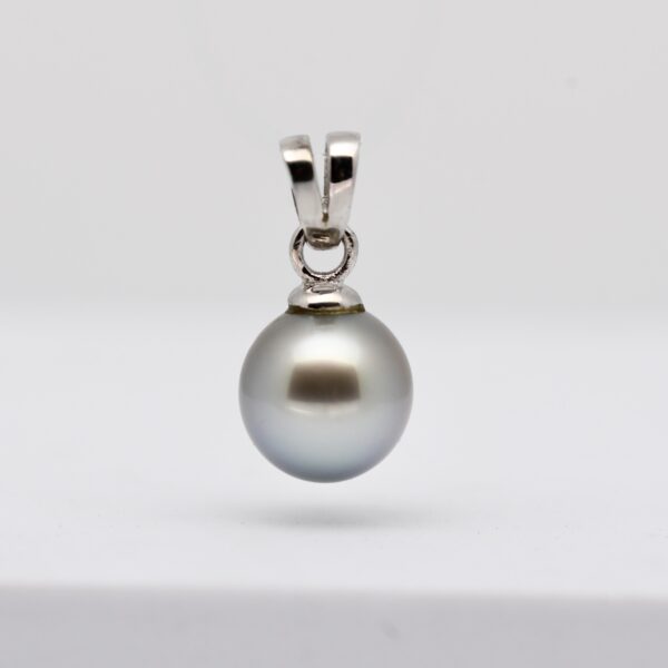 Pendentif Averii en argent rhodié avec perle de Tahiti semi-ronde grise de 9,7 mm, création artisanale Tahiti Perles Création.