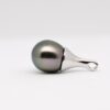 Sur fond blanc, le pendentif Haehae présente une perle de Tahiti en forme de goutte de 8,8 mm, d’un vert tilleul foncé ponctué d’irisations aubergine. La perle, au lustre excellent, est montée sur une monture élancée en argent 925 rhodié. La photo révèle la finesse du métal et la profondeur des couleurs naturelles de la perle sous une lumière douce et neutre.