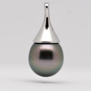 Pendentif Haehae en argent 925 rhodié avec perle de Tahiti en forme de goutte vert tilleul foncé et reflets aubergine, lustre excellent.