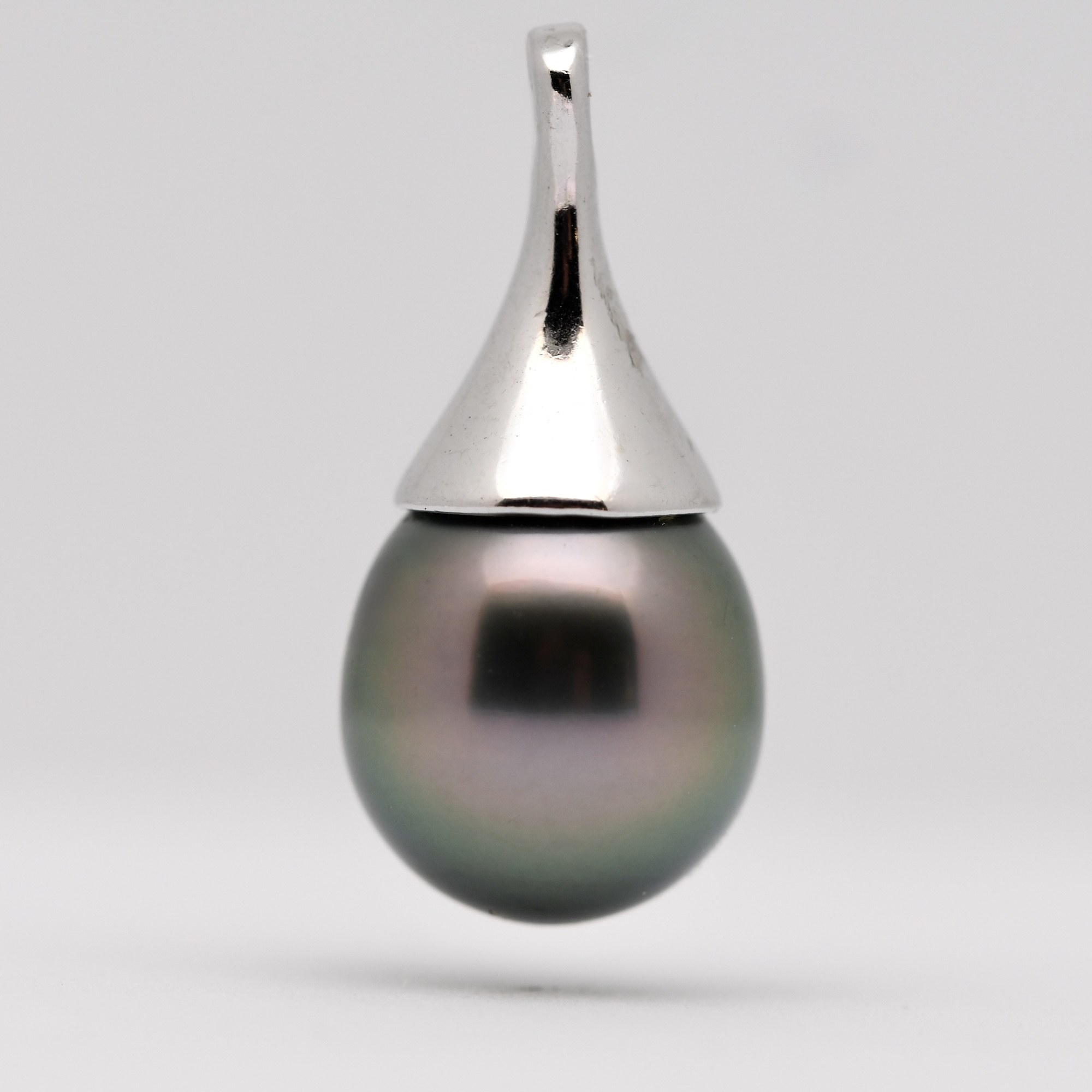 Pendentif Haehae en argent 925 rhodié avec perle de Tahiti en forme de goutte vert tilleul foncé et reflets aubergine, lustre excellent.