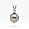 Pendentif Ipeva en argent 925 rhodié avec perle de Tahiti ronde parfaite 10 mm, couleur aubergine clair et vert tilleul, éclats de zirconium.