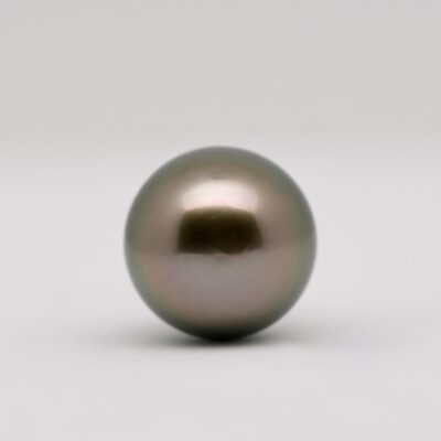 Sur fond blanc, le pendentif Ipeva présente une perle de Tahiti ronde parfaite de 10 mm, aux teintes naturelles d’aubergine clair et de vert tilleul. La perle, au lustre excellent, est suspendue à une bélière articulée en argent 925 rhodié, sertie d’éclats de zirconium. L’éclairage neutre met en valeur la douceur des reflets et la perfection de la surface.