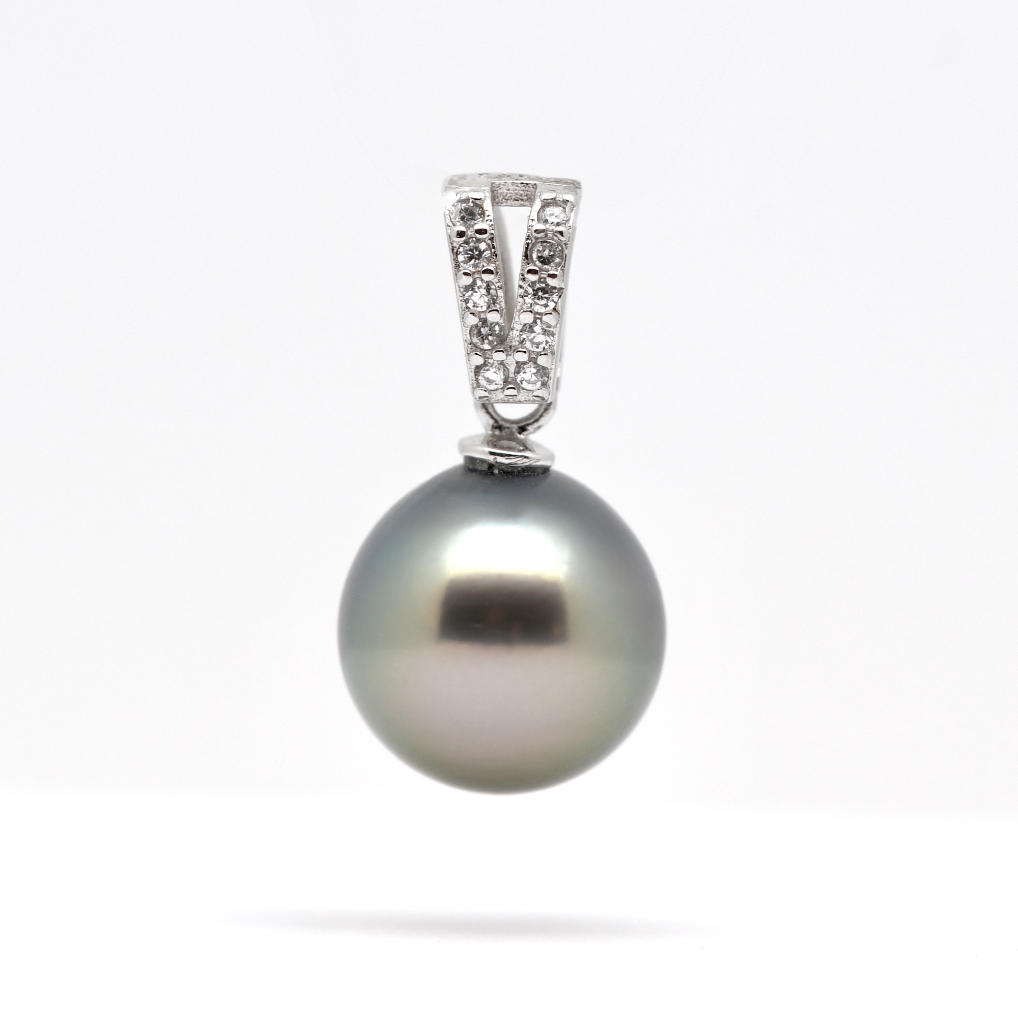 Pendentif Ipeva en argent 925 rhodié avec perle de Tahiti ronde parfaite 10 mm, couleur aubergine clair et vert tilleul, éclats de zirconium.