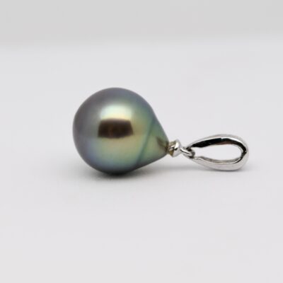 La couleur de cette perle est exceptionnelle : un vert tilleul lumineux qui évolue en un bleu sombre intense à sa base. Cette variation naturelle, propre à la Pinctada margaritifera, offre une profondeur chromatique rare. Selon l’éclairage, la perle change d’expression : parfois douce et végétale, parfois profonde et marine. Ce jeu de nuances est entièrement naturel — aucune teinte, aucun traitement, seulement la magie du lagon.