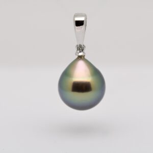 Pendentif Makalo en argent 925 rhodié avec perle de Tahiti poire vert tilleul et bleu sombre, qualité A, lustre excellent.