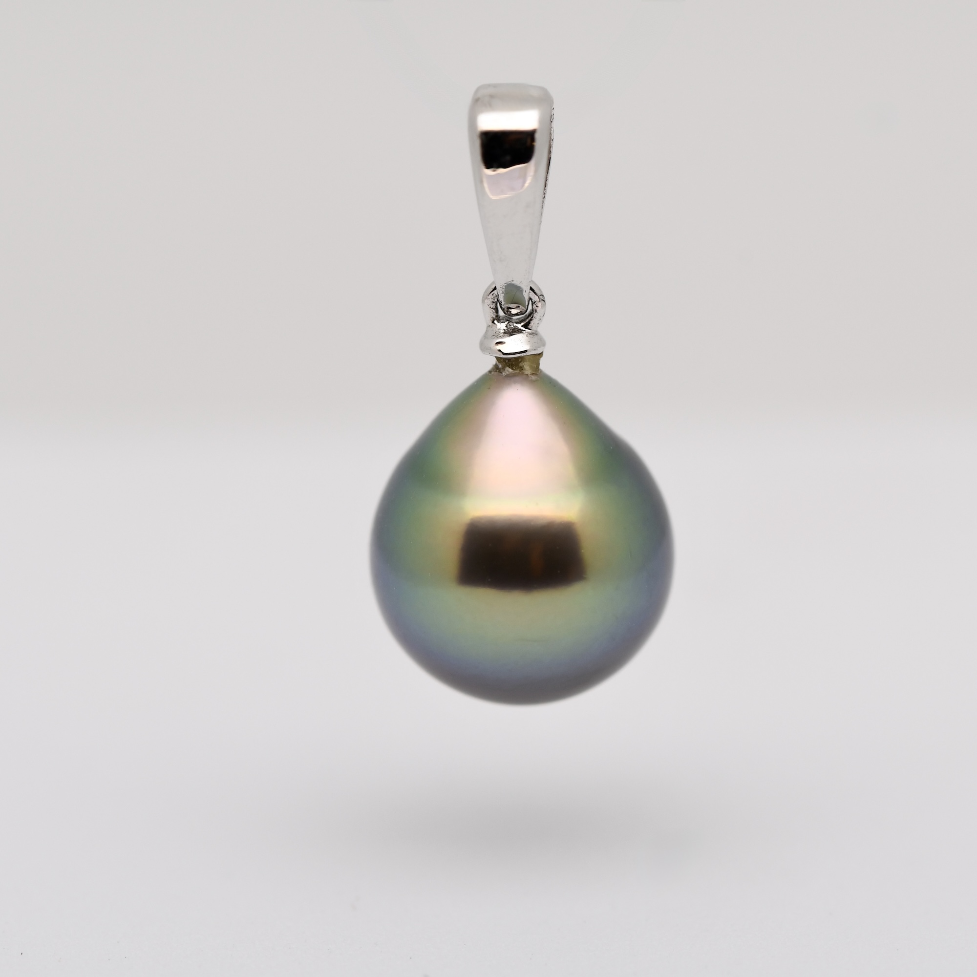 Pendentif Makalo en argent 925 rhodié avec perle de Tahiti poire vert tilleul et bleu sombre, qualité A, lustre excellent.