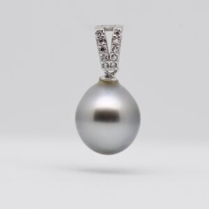 Pendentif Mekali en argent 925 rhodié avec perle de Tahiti en forme de poire grise naturelle de 10 mm, sertie d’éclats d’oxyde de zirconium.