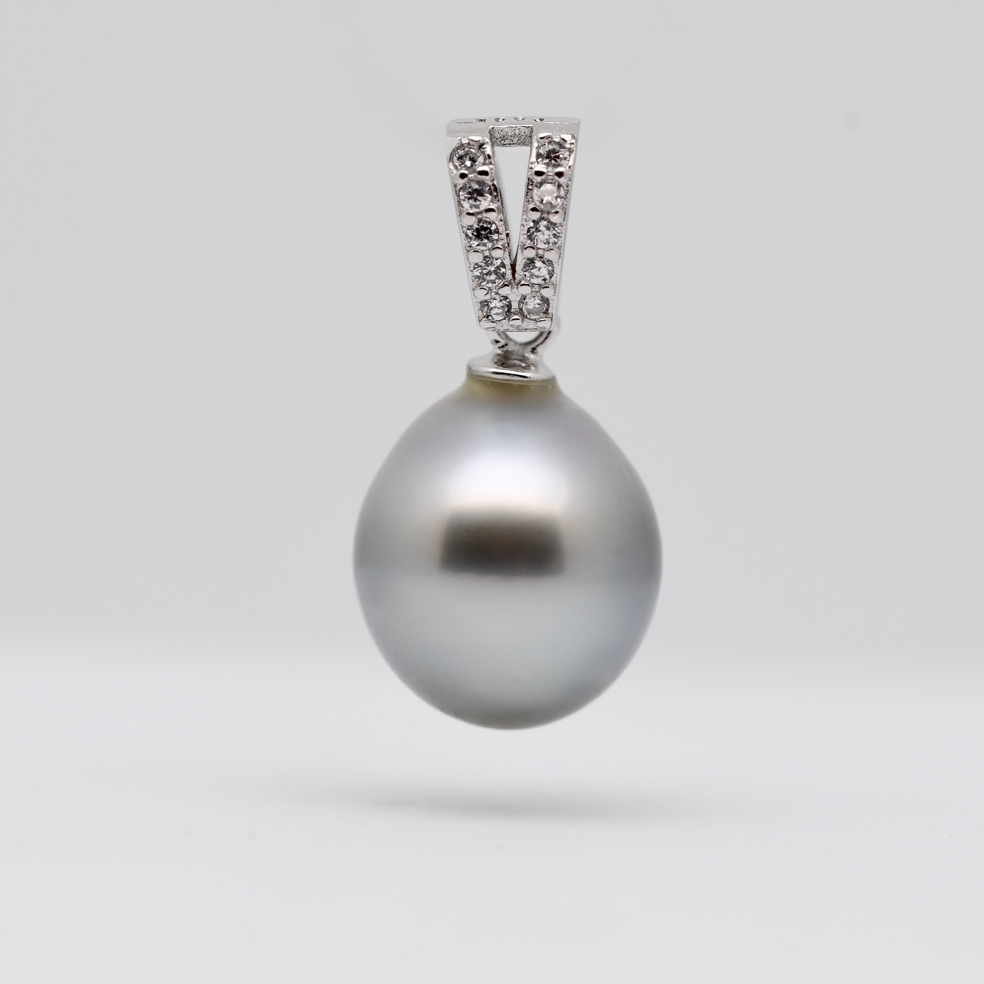 Pendentif Mekali en argent 925 rhodié avec perle de Tahiti en forme de poire grise naturelle de 10 mm, sertie d’éclats d’oxyde de zirconium.