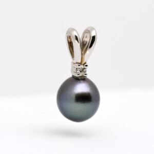 Pendentif Moke : perle de Tahiti ovale bleu roi-vert, 10 mm, monture argent 925 rhodié avec zirconium. Pièce rare issue de Manihi.