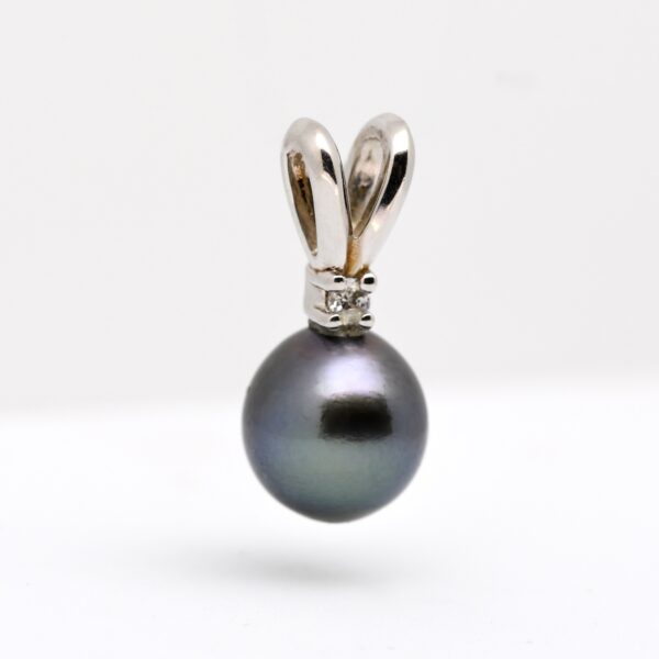 Pendentif Moke : perle de Tahiti ovale bleu roi-vert, 10 mm, monture argent 925 rhodié avec zirconium. Pièce rare issue de Manihi.