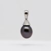 Pendentif perle Alika en argent 925 rhodié avec perle de Tahiti ovale bleu nuit foncé de 9,2 mm, qualité C, lustre excellent.