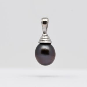 Pendentif perle Alika en argent 925 rhodié avec perle de Tahiti ovale bleu nuit foncé de 9,2 mm, qualité C, lustre excellent.