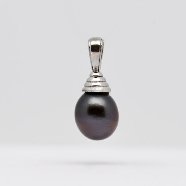 Pendentif perle Alika en argent 925 rhodié avec perle de Tahiti ovale bleu nuit foncé de 9,2 mm, qualité C, lustre excellent.