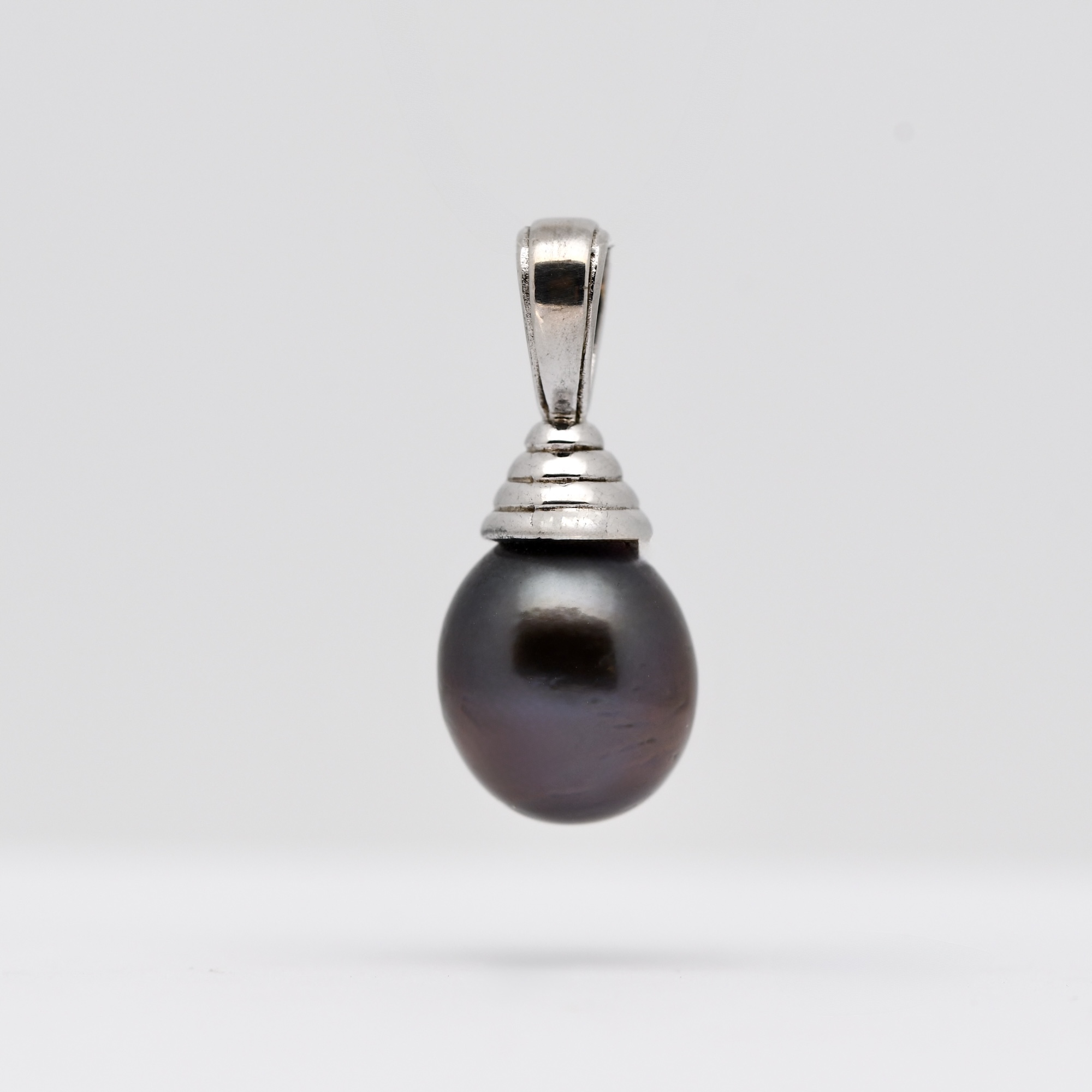 Pendentif perle Alika en argent 925 rhodié avec perle de Tahiti ovale bleu nuit foncé de 9,2 mm, qualité C, lustre excellent.